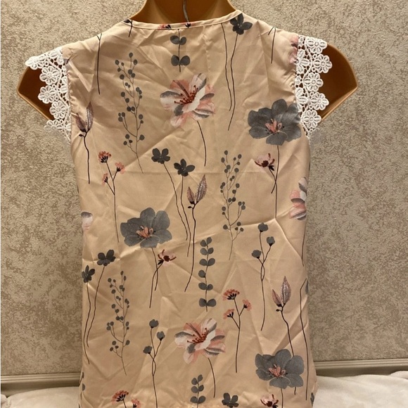 SHEIN Cream Floral Blouse with White Lace Sleeves - Picture 13 of 14